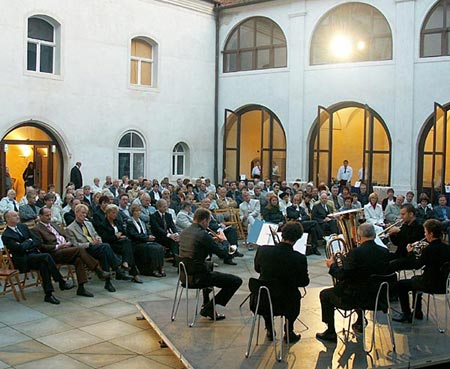 Die Cottbuser Bläsersolisten umrahmten den Festakt. In der ersten Reiher von links: Werner Semmler, Dr. Wolfgang Illert, Landrat Martin Wille