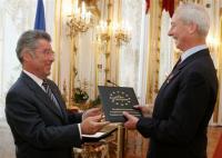 Europäische Kulturpreisverleihungen 2005: Österreichs Bundespräsident Dr. Heinz Fischer überreicht den Europäischen Kultur-Projekt-Preis an Fürst Hans-Adam II. von und zu Liechtenstein für die Wiedereröffnung des Liechtenstein Museums in Wien