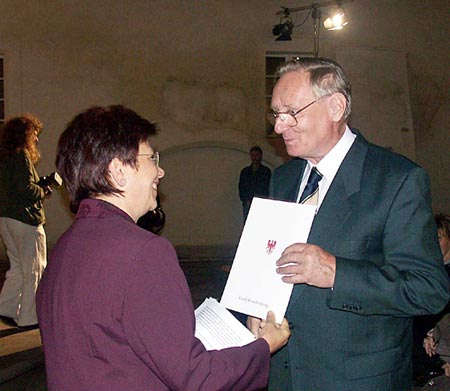 Beate Blechinger überreicht Helmut Rippl die Urkunde des Brandenburgischen Ministerpräsidenten Matthias Platzeck