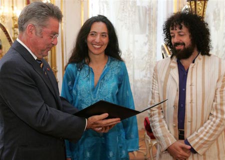 Europäische Kulturpreisverleihungen 2005 in der Wiener Hofburg: Österreichs Bundespräsident Dr. Heinz Fischer überreicht die Auszeichungen an Timna Brauer und Elias Meri.