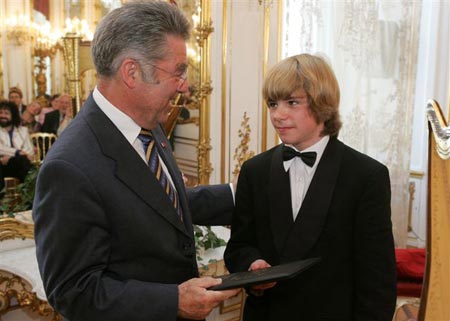 Österreichs Bundespräsident Dr. Heinz Fischer überreicht den Europäischen Förderpreis für junge Künstler an den 14jährigen Harfinisten Alexander Boldatschev