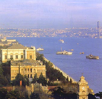 Blick aufs Goldene Horn und den Dolmabahçe Palast, ehemals Amts- und Wohnsitz des türkischen Staatsgründers Kemal Atatürk