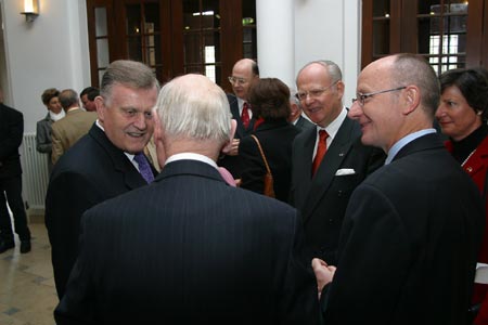 Ministerpräsident Erwin Teufel im Gespräch mit Stiftungspräsident Dr. Ernst Seidel, Oberbürgermeister Dr. Bernhard Everke und Verleger Werner Semmler