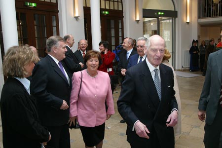 Stiftungspräsident Dr. Seidel begleitet Herrn und Frau Teufel zur Eröffnung der Europäischen Kulturpreisverleihung. Hintergrund: Dr. Sven Freiherr Ungern von Sternberg, Oberbürgermeister Dr. Bernhard Everke, Frau Everke, Verleger Werner Semmler