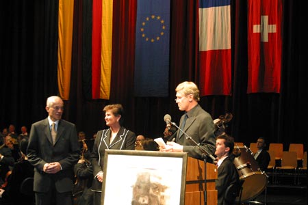 Laudator Carl Langenbach mit den beiden Preisträgern