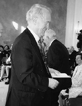 Bundespräsident Johannes Rau und Senator Louis Jung bei den Europäischen Kulturpreisverleihungen 2002 im Schloss Bellevue Berlin 