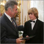 Europäische Kulturpreisverleihungen 2005 in der Wiener Hofburg: Österreichs Bundespräsident Dr. Heinz Fischer überreicht den Europäischen Förderpreis für junge Künstler an den 14jährigen Harfinisten Alexander Boldatschev