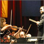Europäische Kulturpreisverleihungen 2003 im Theater der Stadt Freiburg: Generalmusikdirektor Ryan flirtet mit unserem jüngsten Star Friedericke Starkloff, 12 Jahre, und stärkt sie während des Auftrittes durch ein 