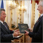 Europäische Kulturpreisverleihungen 2005: Österreichs Bundespräsident Dr. Heinz Fischer überreicht den Europäischen Kultur-Projekt-Preis an Fürst Hans-Adam II. von und zu Liechtenstein für die Wiedereröffnung des Liechtenstein Museums in Wien