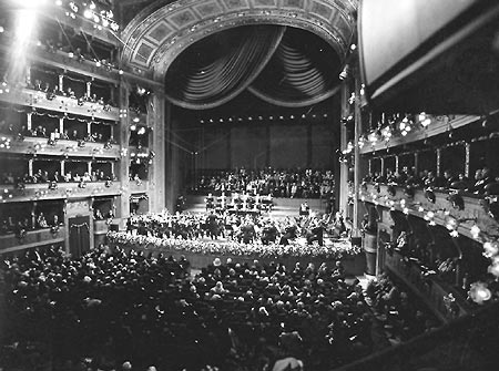 Palermo Teatro Massimo am 1. Mai 2002: Verleihung des Europäischen Orchesterpreises an die Berliner Philharmoniker und des Europäischen Dirigentenpreises an ihren Dirigenten Claudio Abbado.