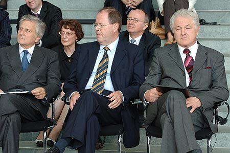 Bundeskanzleramt Berlin 1.Reihe von links: EZB-Präsident Jean-Claude Trichet, Bundesfinanzminister Peer Steinbrück, Dr. Pohl 2. Reihe: Frau Anna Luise Seidel, Verleger Werner Semmler