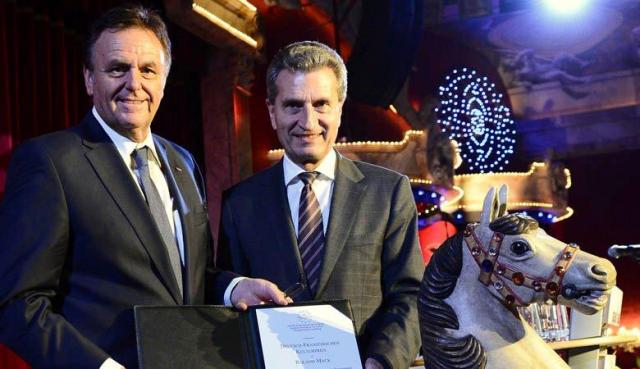 EU-Kommissar Günther H. Oettinger ehrt Europa-Park-Gründer Roland Mack.