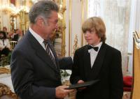Österreichs Bundespräsident Dr. Heinz Fischer überreicht den Europäischen Förderpreis für junge Künstler an den 14jährigen Harfinisten Alexander Boldatschev
