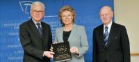 Präsident des Europäischen Parlaments, Prof. Dr. Hans-Gert Poettering, EU-Kommissarin Viviane Reding, Stiftungspräsident Dr. Ernst Seidel